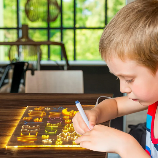 أطلق خيال طفلك مع لوحة الرسم المضيئة